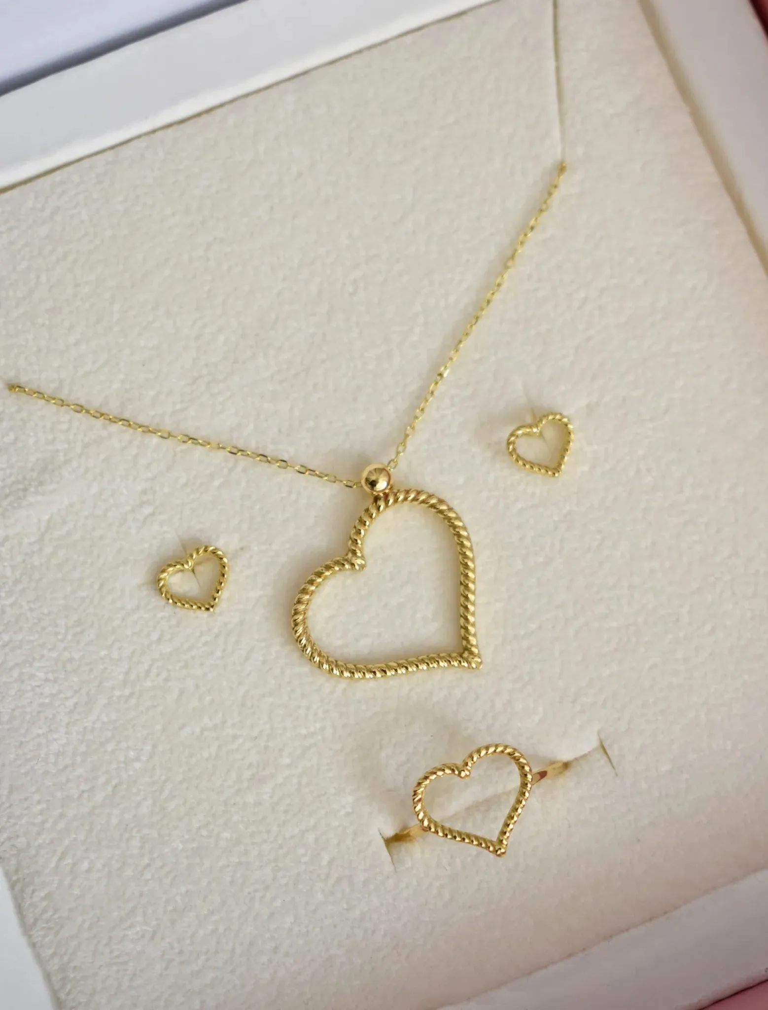 18K GOLD TWISTED HEART NECKLACE