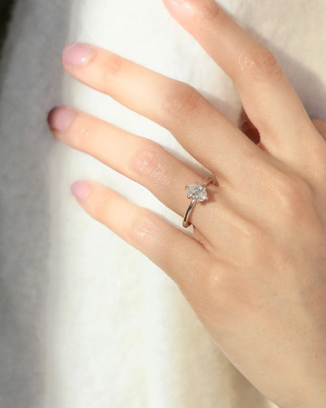 Lara / Oval White Diamond Ring