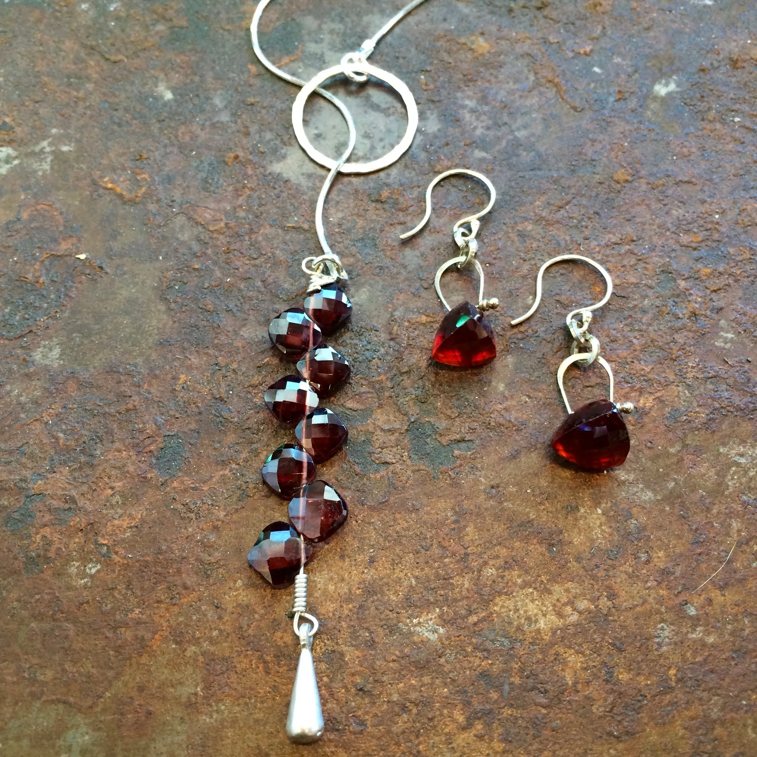 Raindrop lariat in gemstones